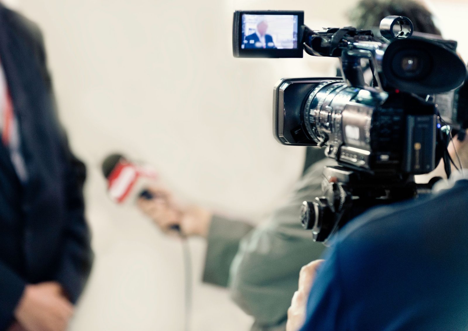 „Documentarea este 50% din interviu”. 10 sfaturi utile pentru cei care învață să facă interviuri